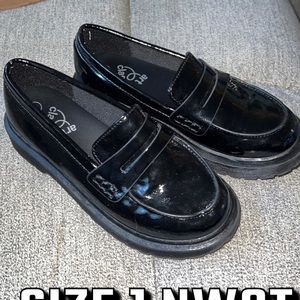 Black youth size 1 clogs